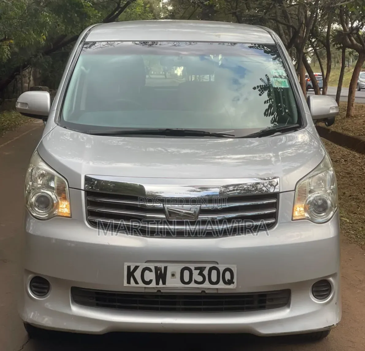 Toyota Noah 2012 Silver