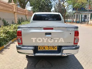 Toyota Hilux 2010 Gold