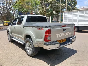 Toyota Hilux 2010 Gold