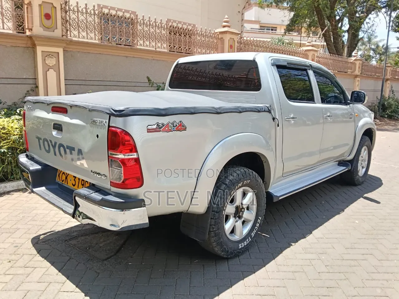 Toyota Hilux 2010 Gold