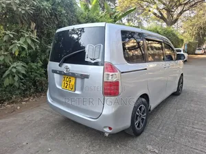Toyota Noah 2009 Silver