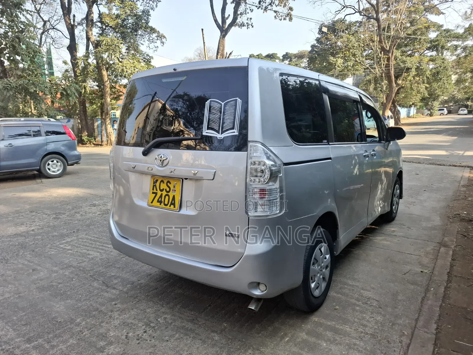 Toyota Voxy 2011 Silver