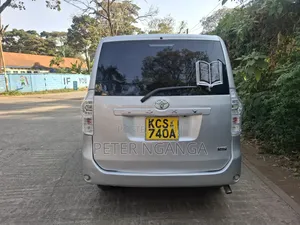 Toyota Voxy 2011 Silver