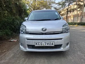 Toyota Voxy 2011 Silver