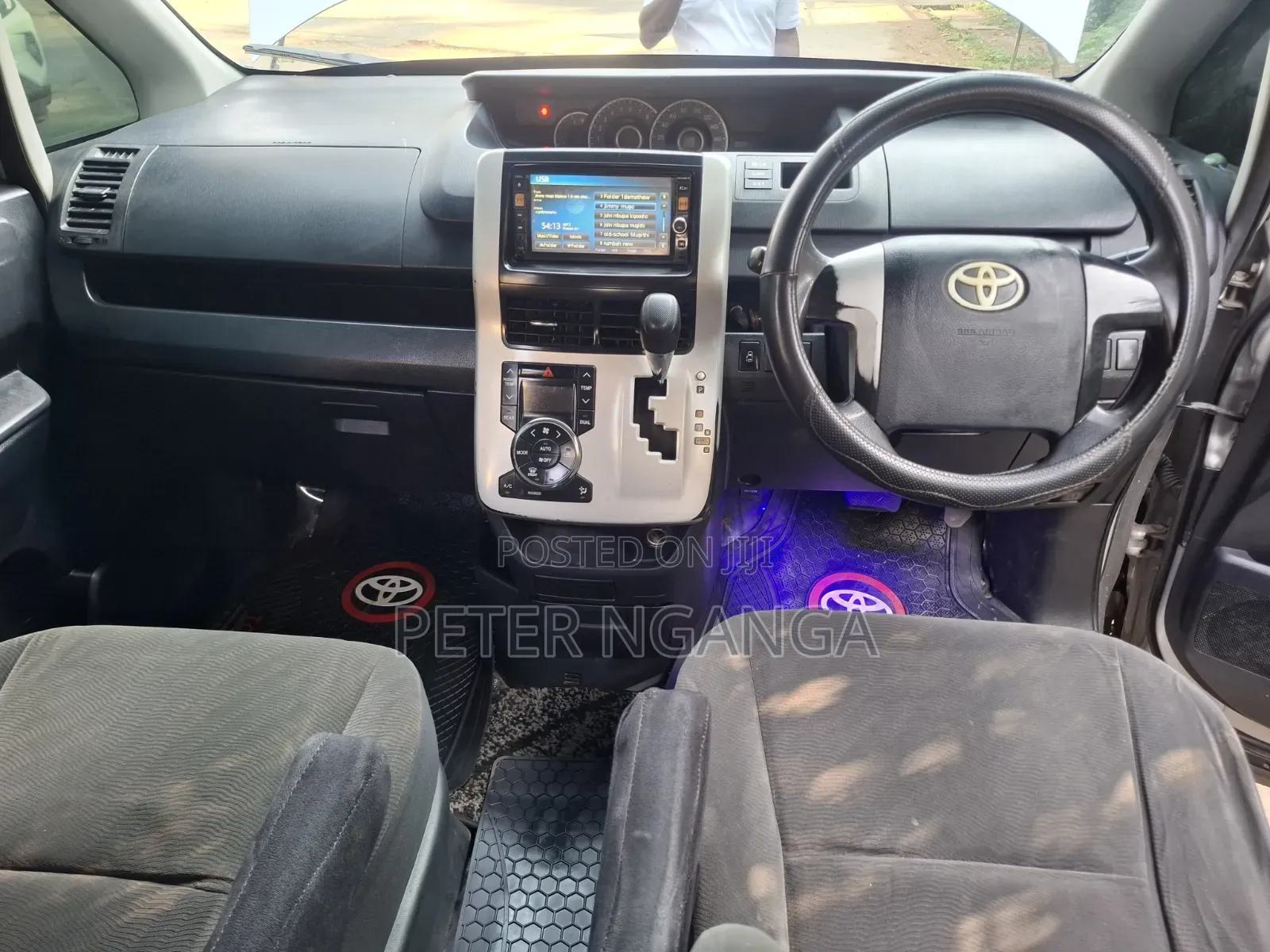 Toyota Voxy 2011 Silver