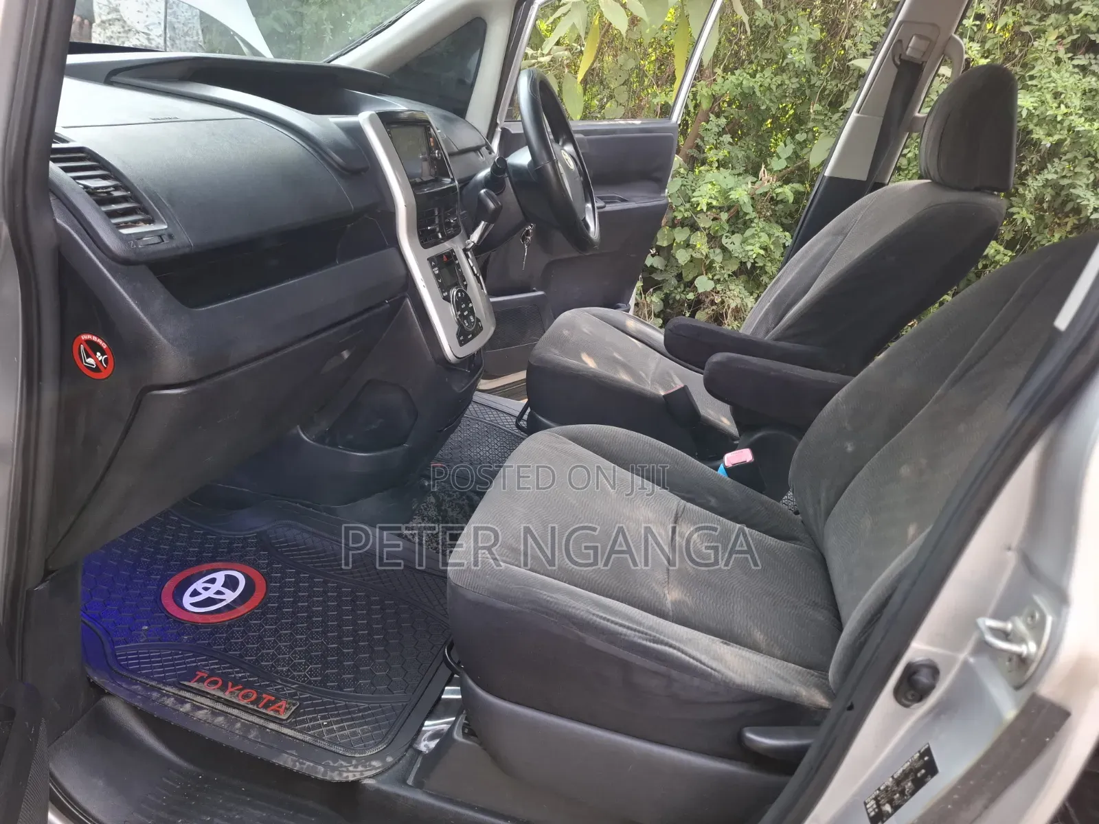 Toyota Voxy 2011 Silver