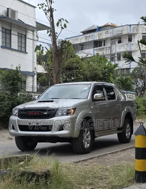 Toyota Hilux 2013 Silver