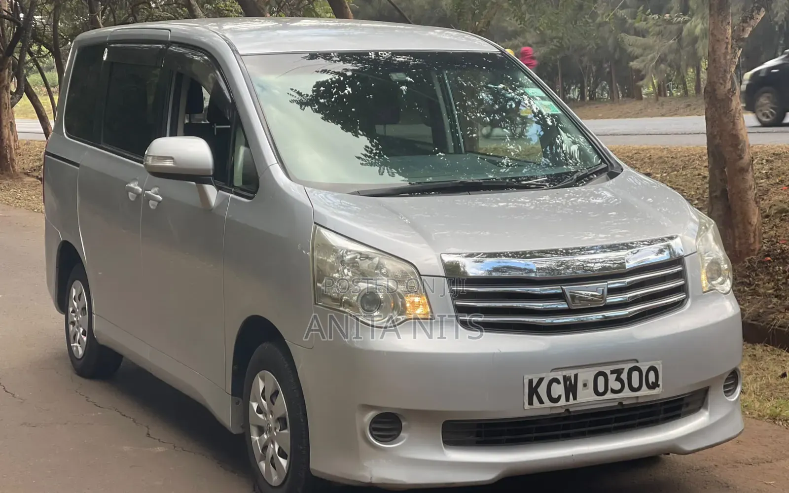 Toyota Noah 2012 Silver
