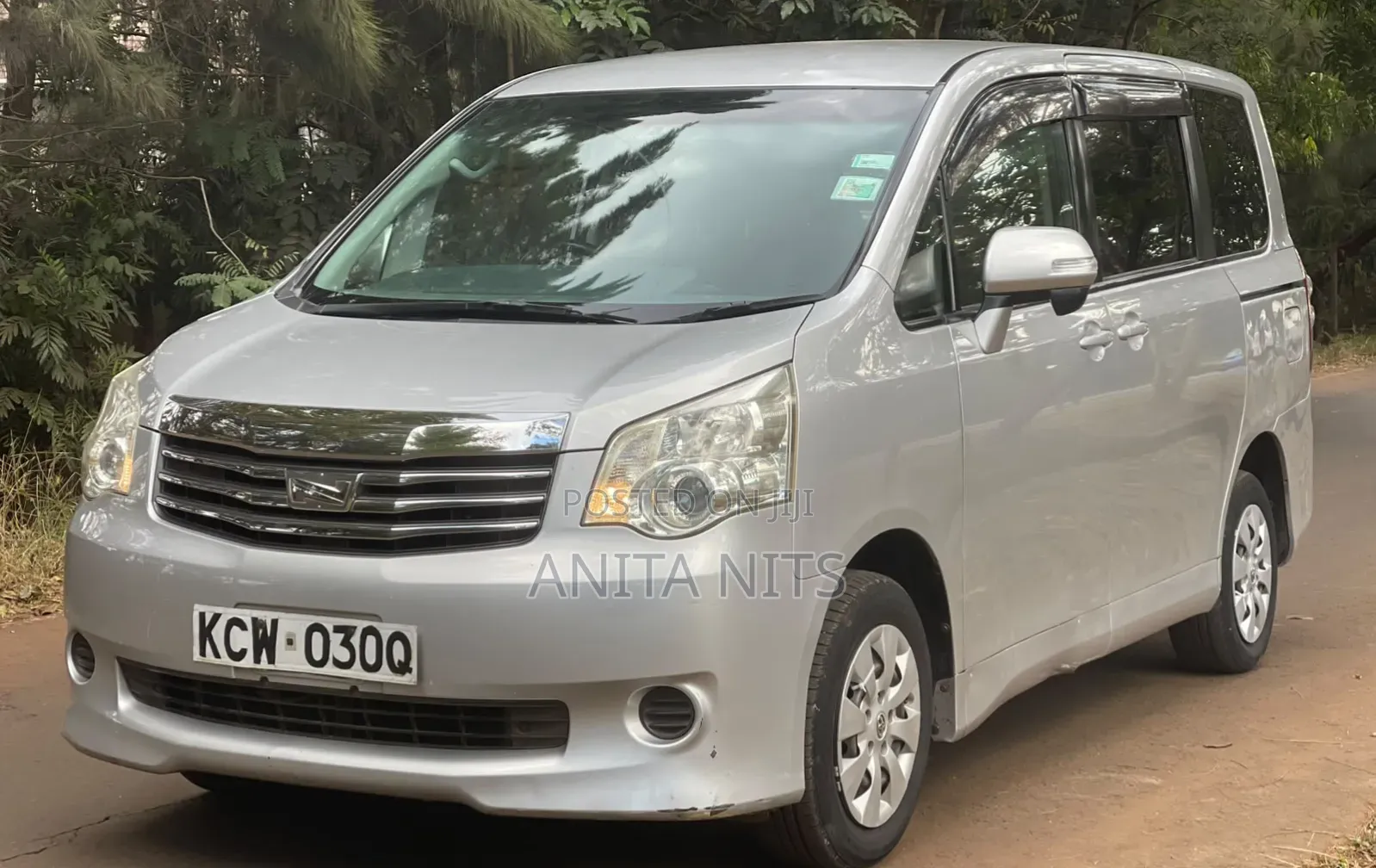 Toyota Noah 2012 Silver