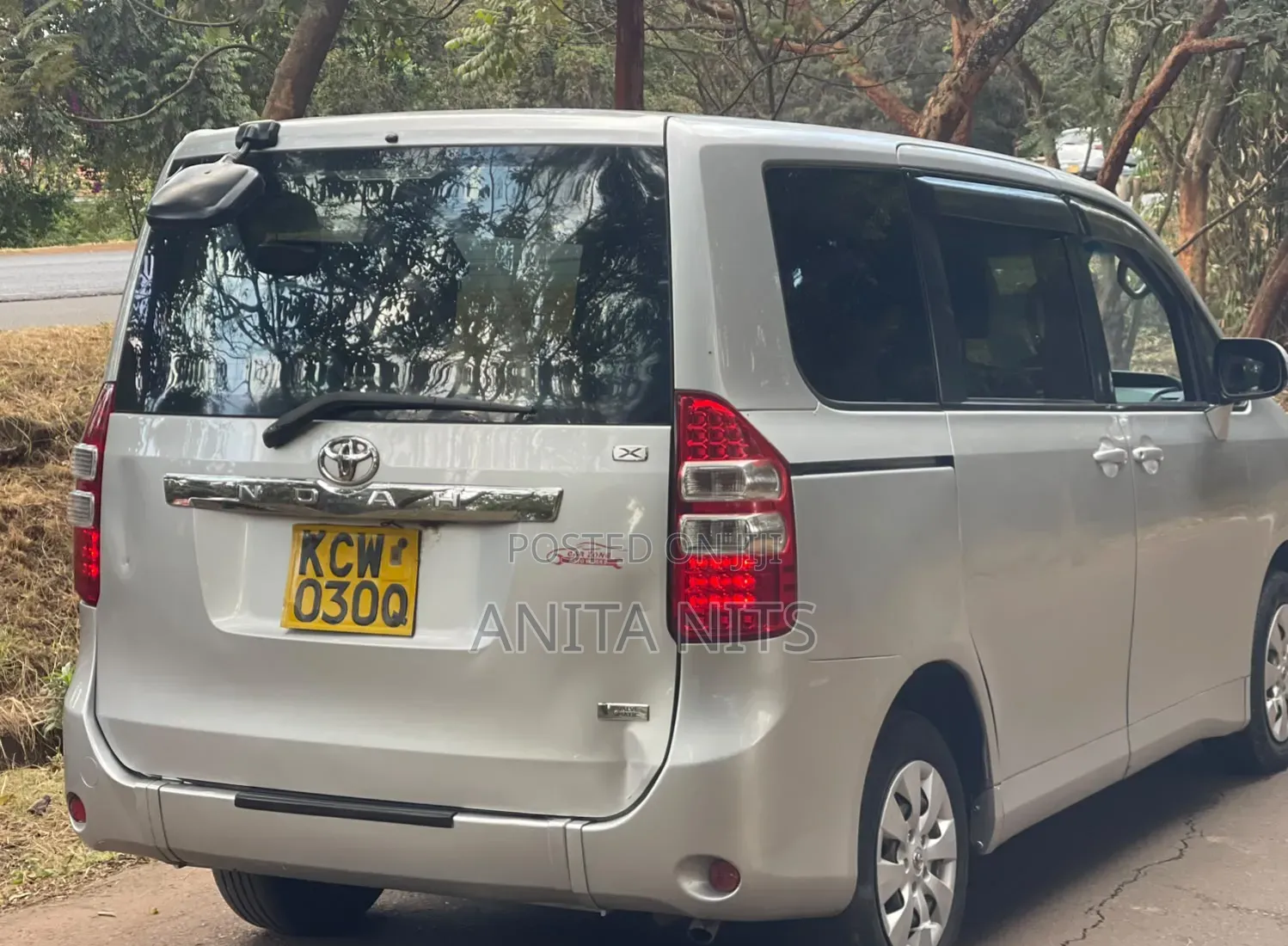 Toyota Noah 2012 Silver