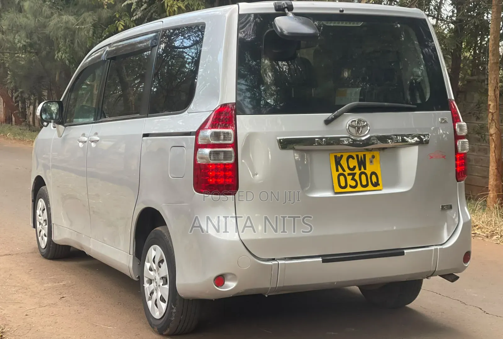 Toyota Noah 2012 Silver