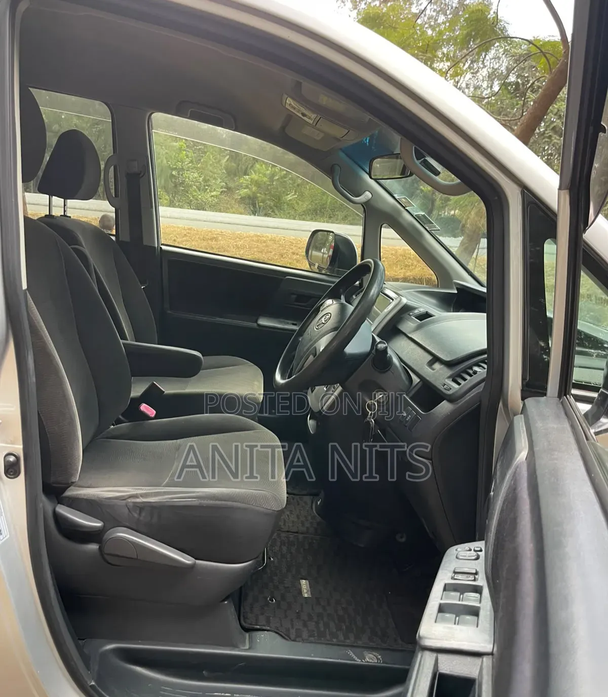 Toyota Noah 2012 Silver