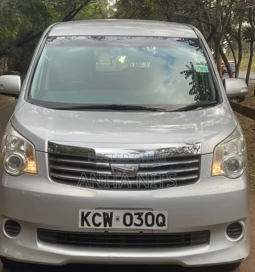 Toyota Noah 2012 Silver