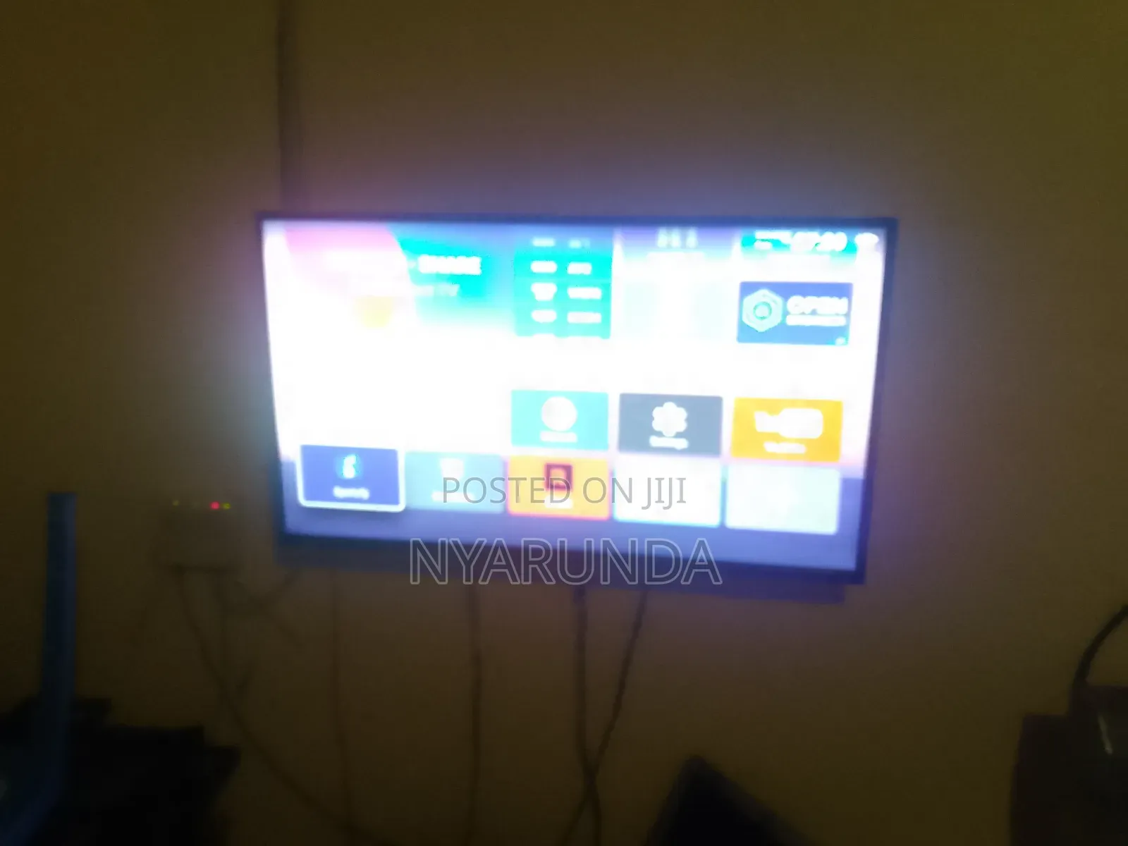 Amtec Smart Android TV 40 Inches Together With a Wall Mount (Used)