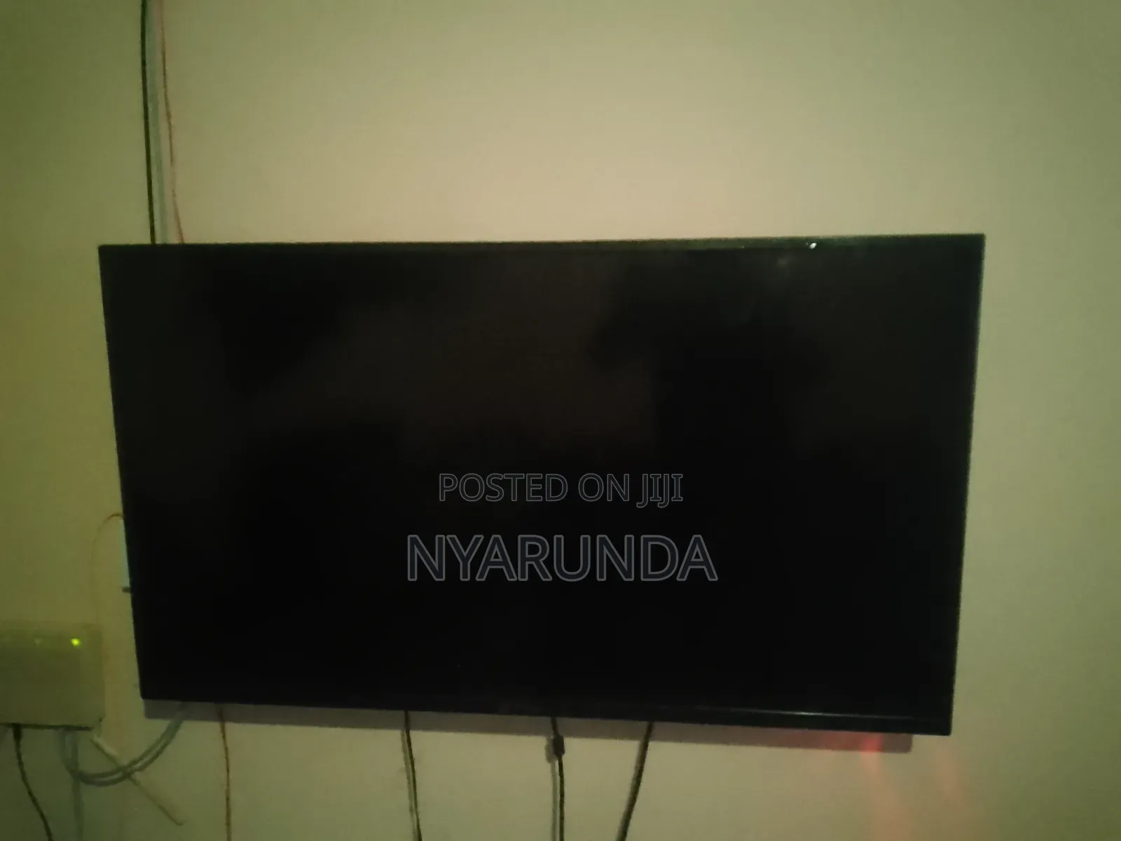 Amtec Smart Android TV 40 Inches Together With a Wall Mount (Used)