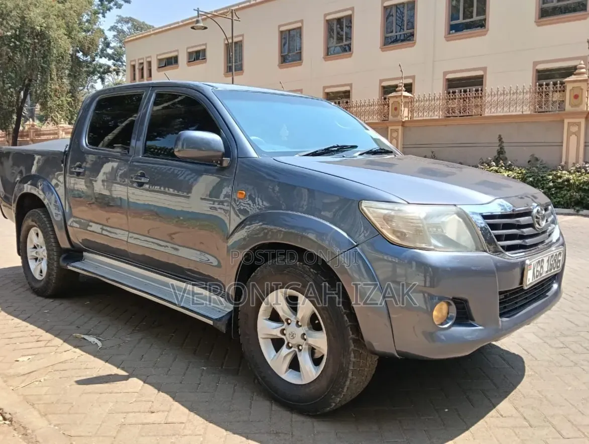 Toyota Hilux 2014 Gray