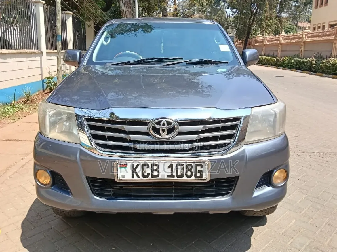 Toyota Hilux 2014 Gray