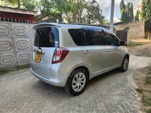 Toyota Ractis 2009 Silver