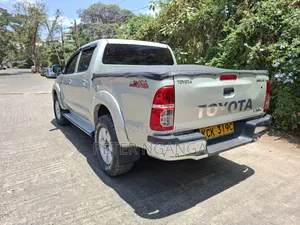 Toyota Hilux 2010 Gold