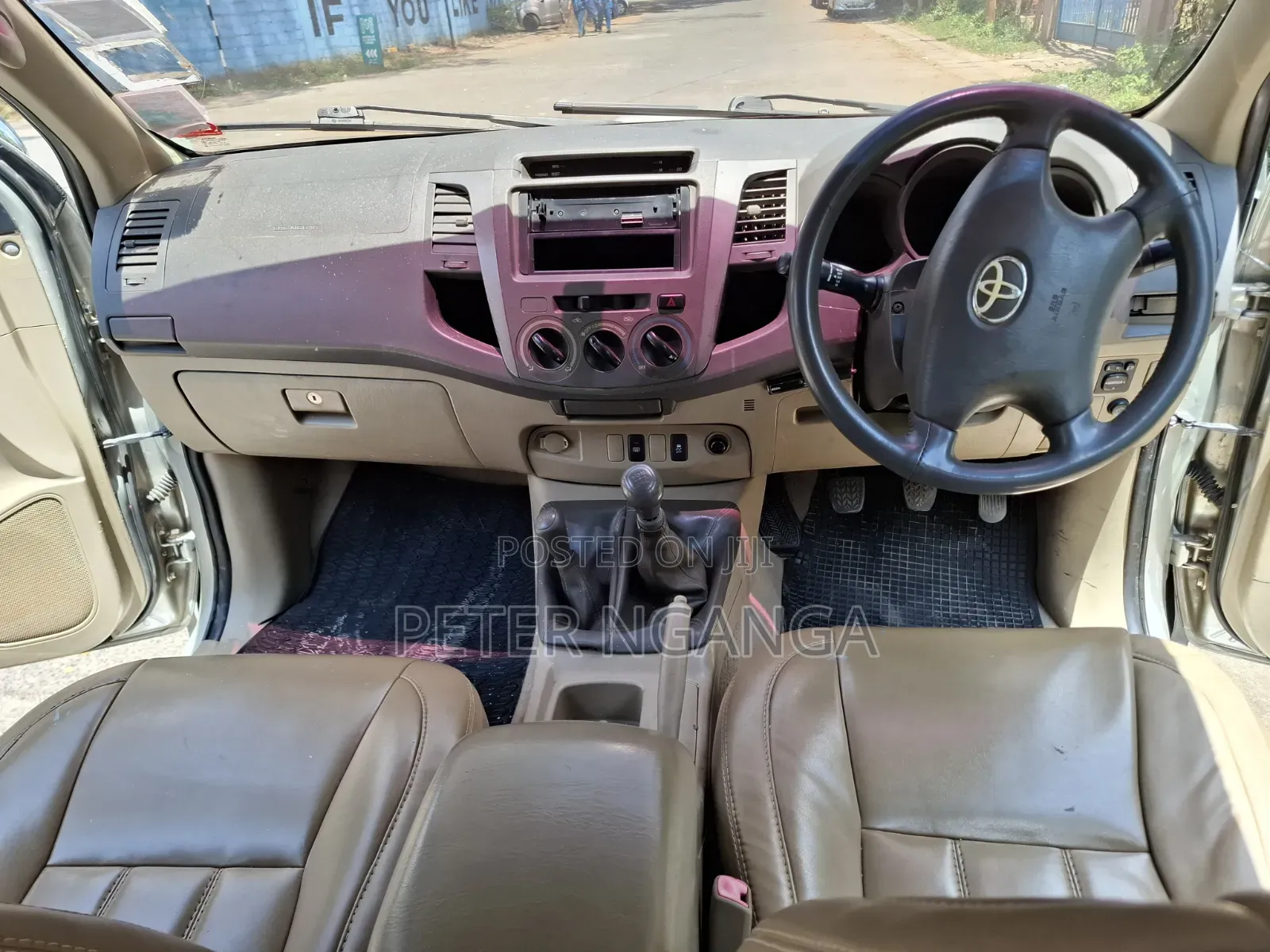 Toyota Hilux 2010 Gold
