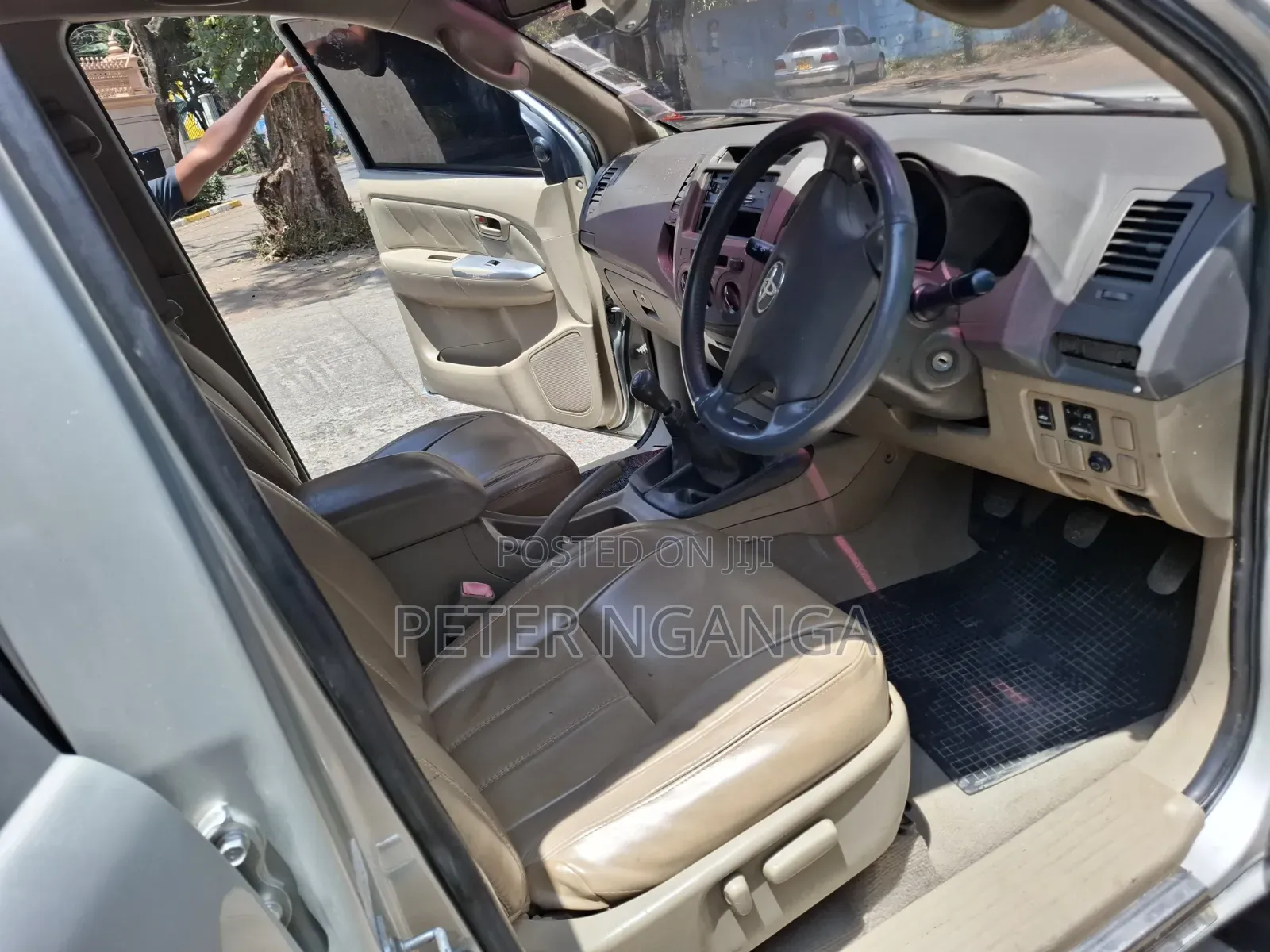 Toyota Hilux 2010 Gold