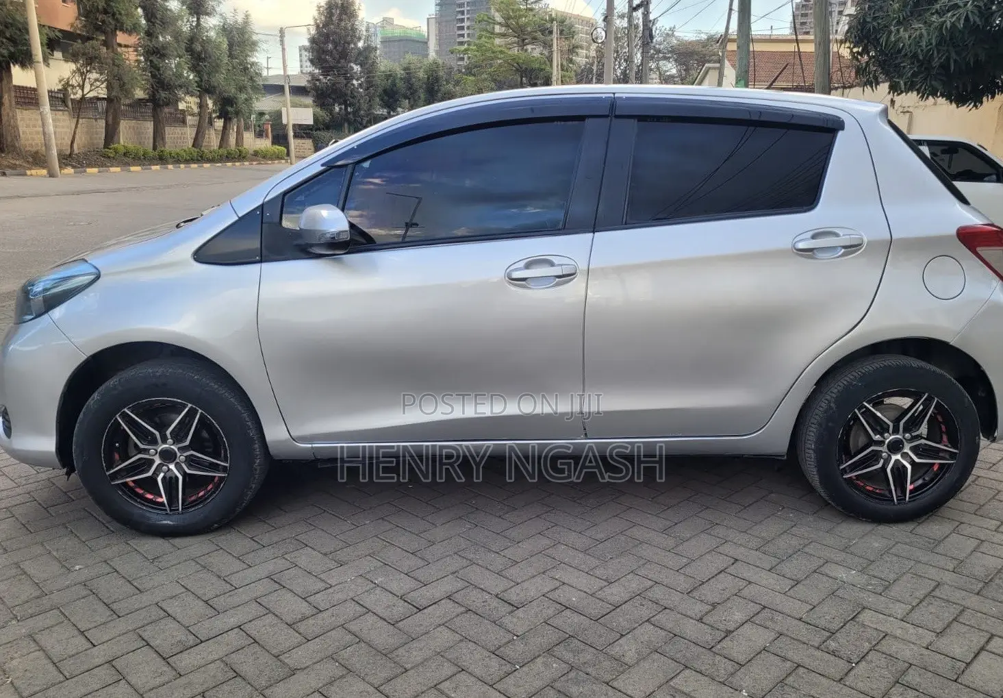 Toyota Vitz 2012 Silver
