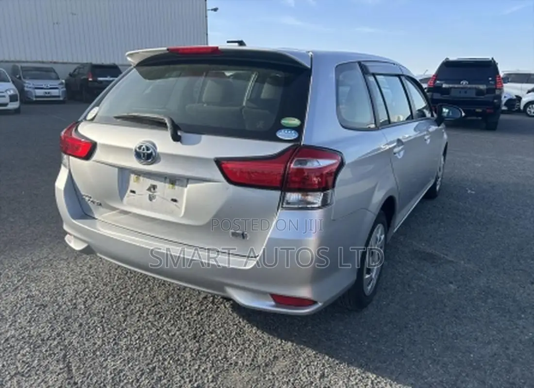 Toyota Corolla Fielder 1.5 Hybrid FWD 2019 Silver