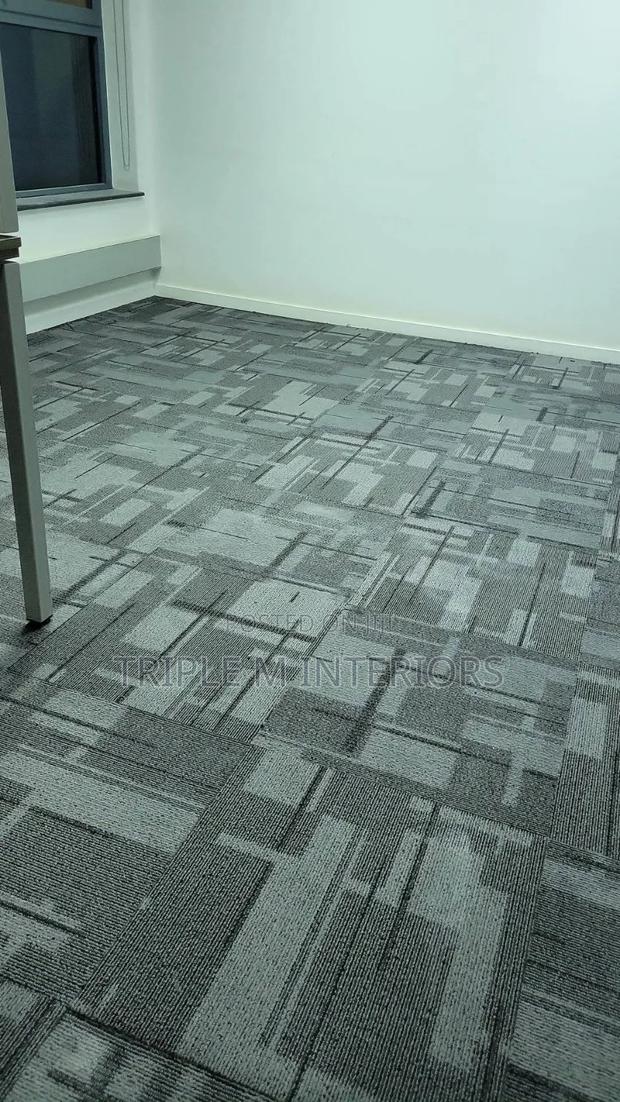 Slick Grey Office Carpet Tiles / Modern Workspace Vibe