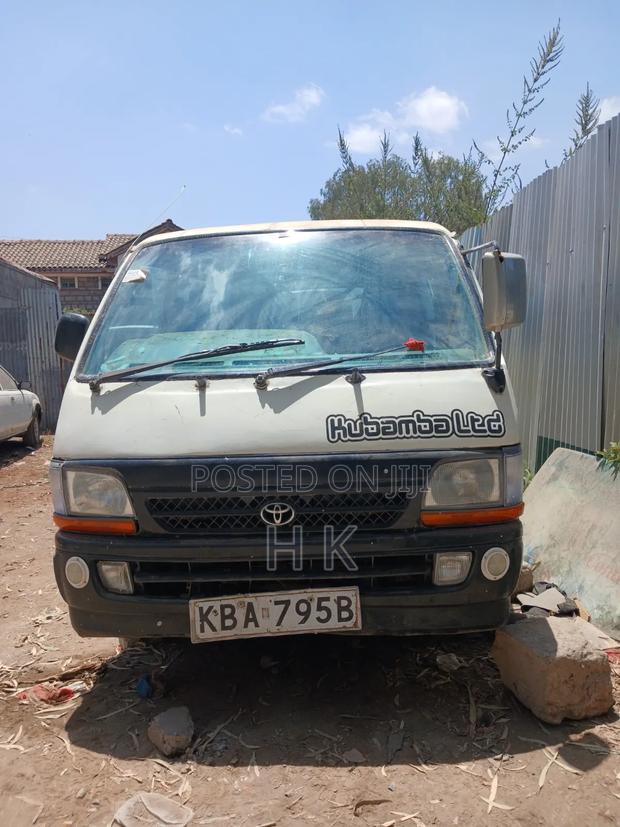 Toyota HiAce 2000 White