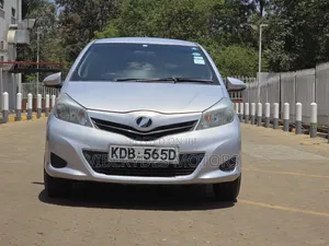 Toyota Vitz 2013 Silver