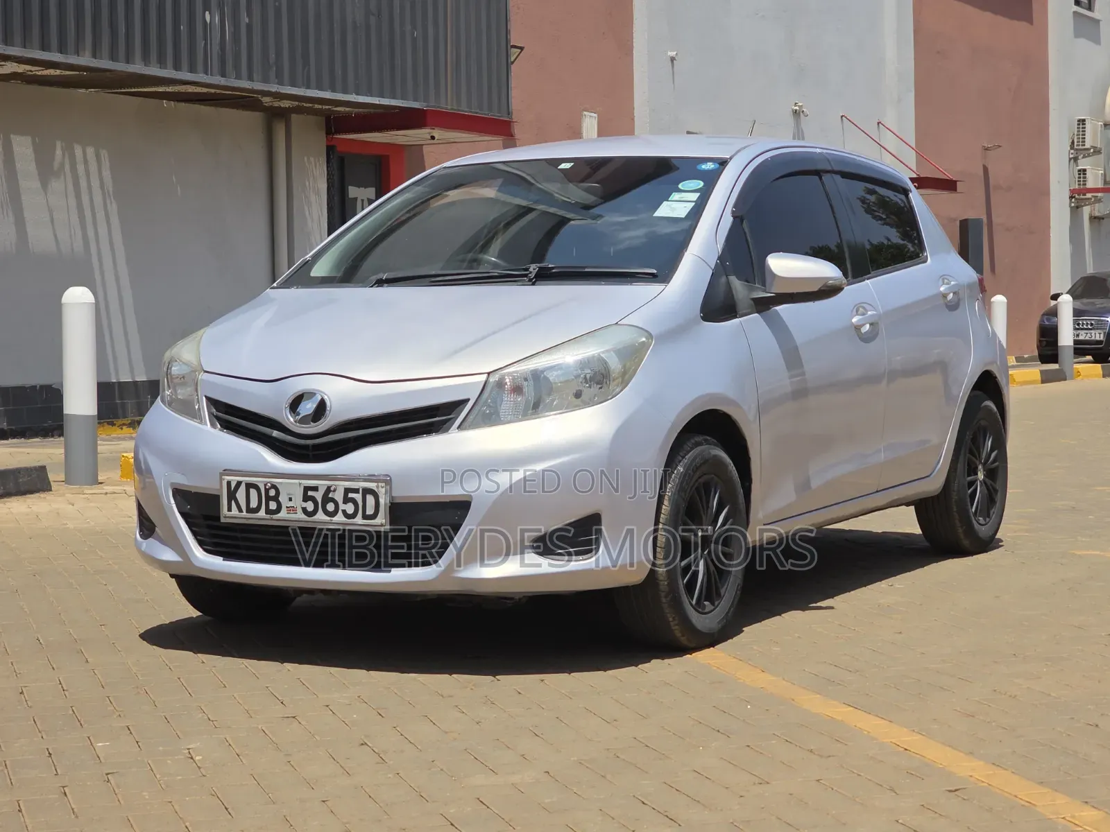 Toyota Vitz 2013 Silver