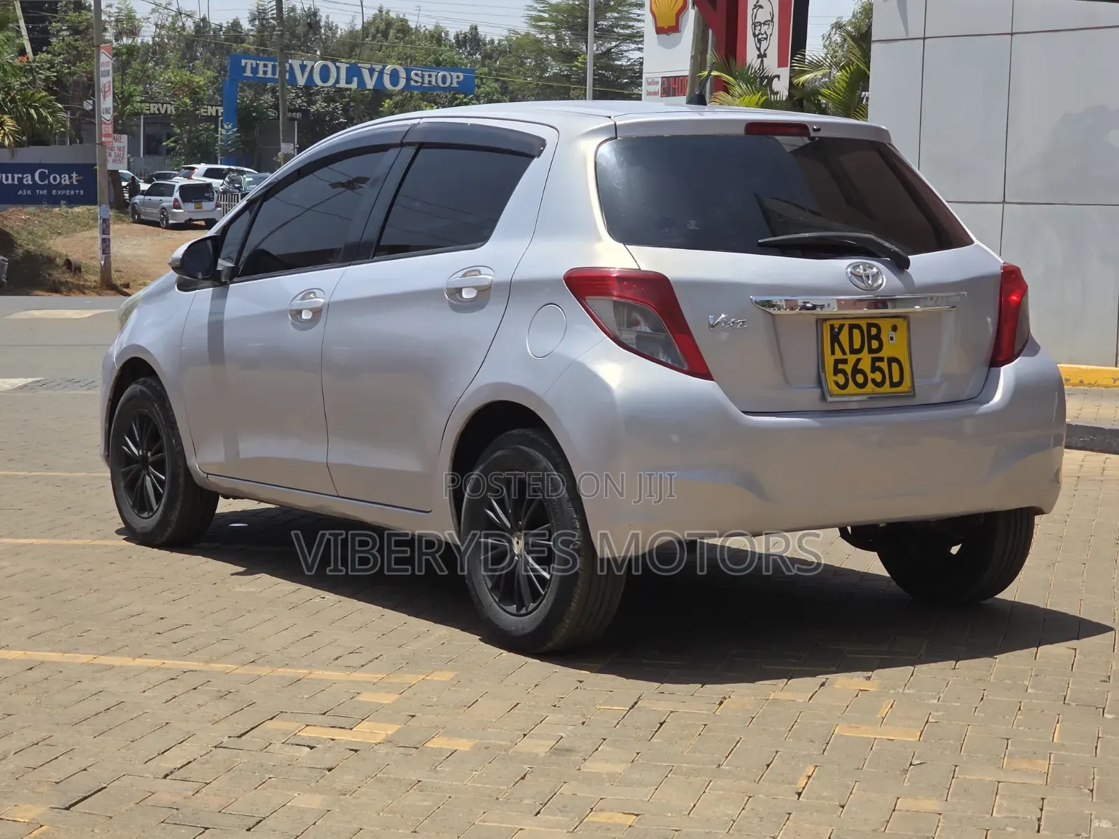 Toyota Vitz 2013 Silver