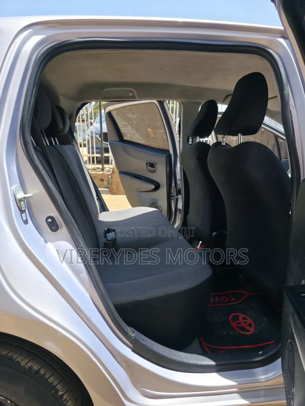 Toyota Vitz 2013 Silver