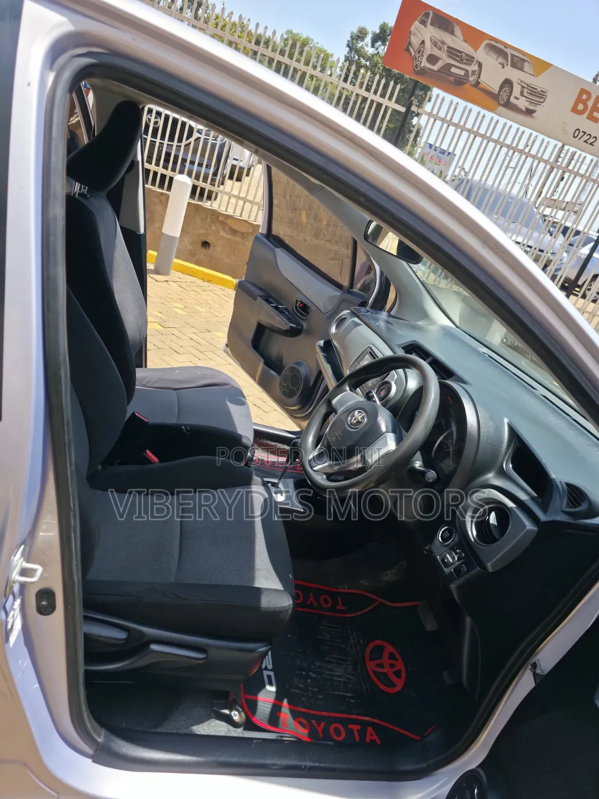 Toyota Vitz 2013 Silver