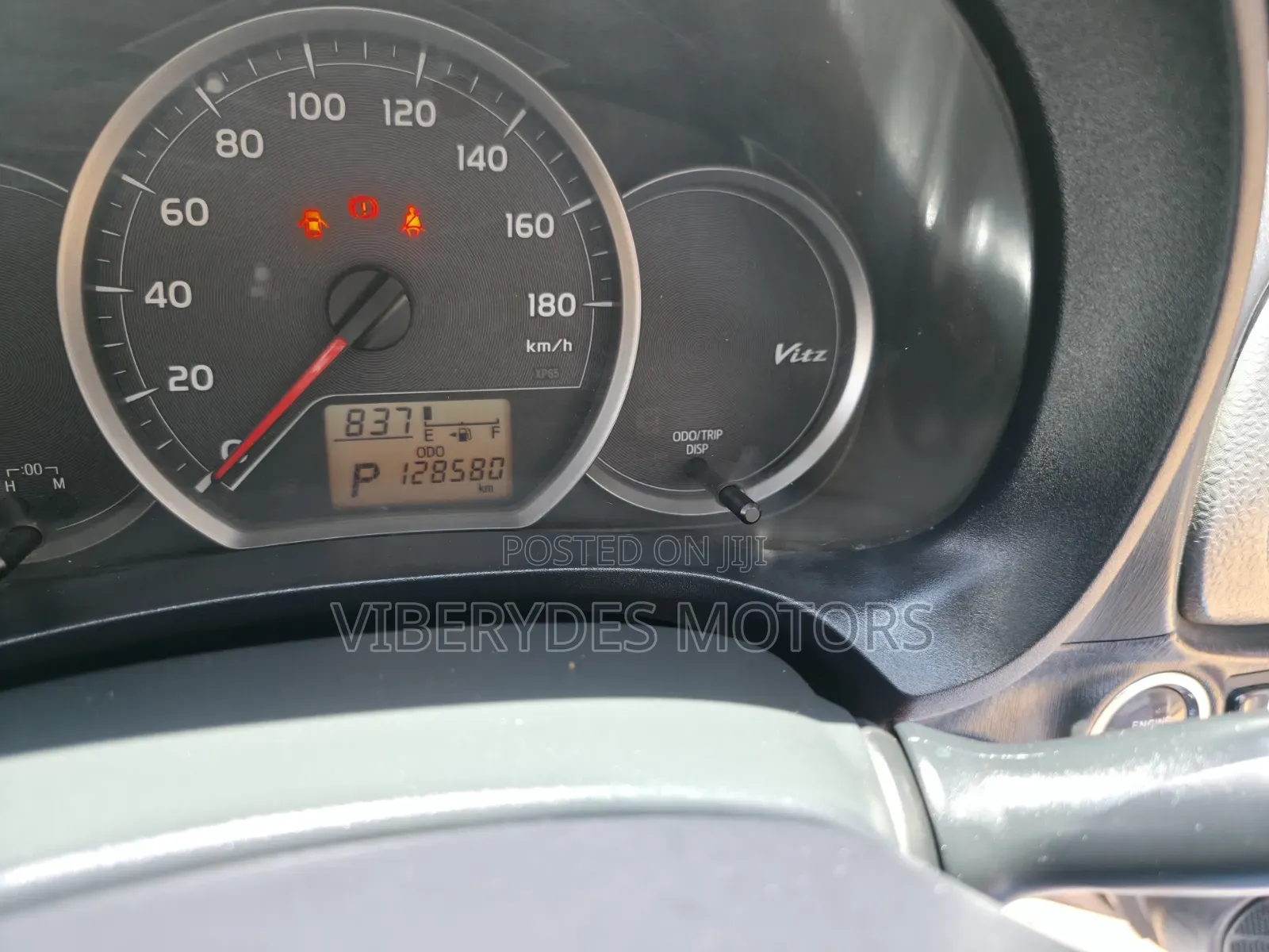 Toyota Vitz 2013 Silver