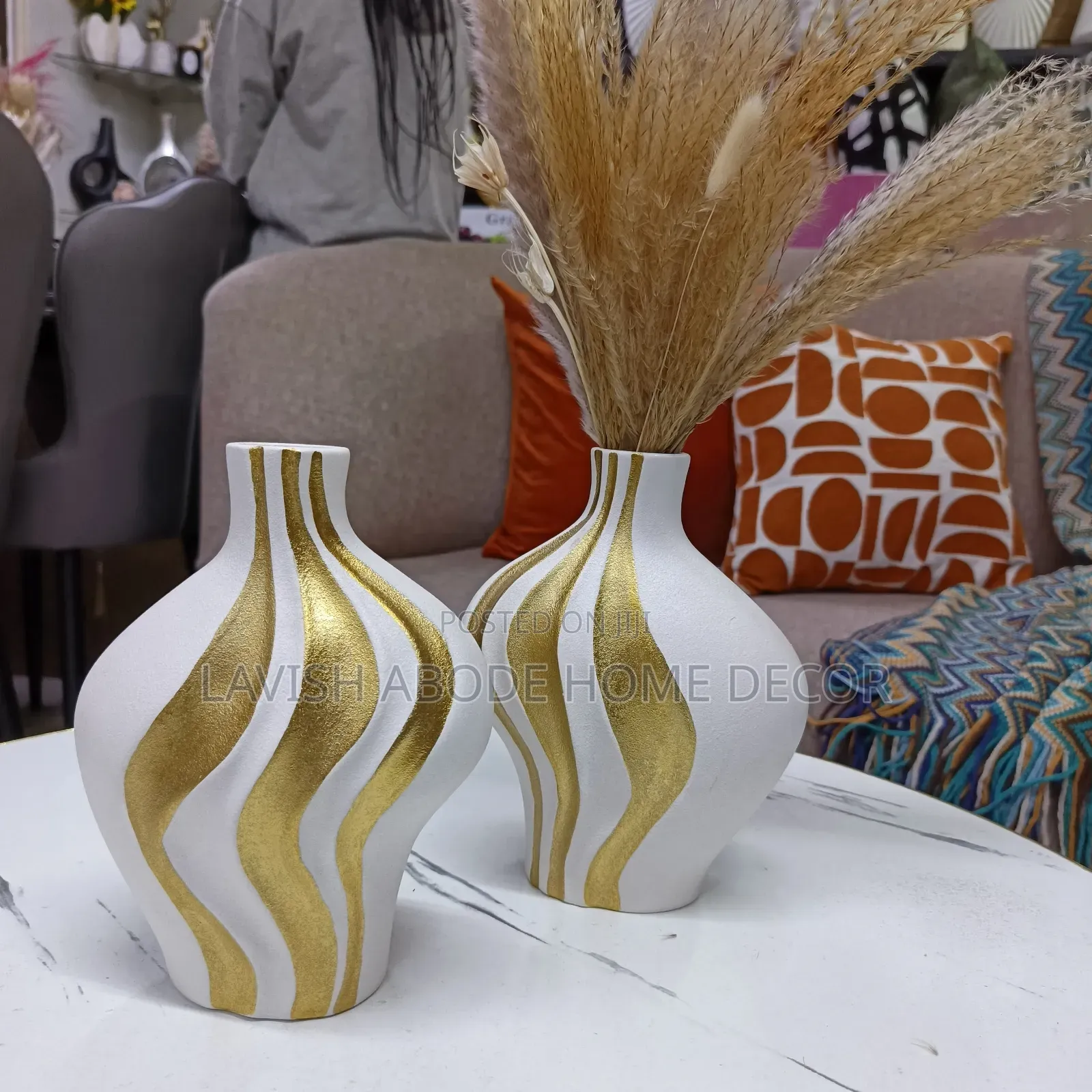 Modern Abstract Wavy White Gold Ceramic Vase – Elegant Home Decor