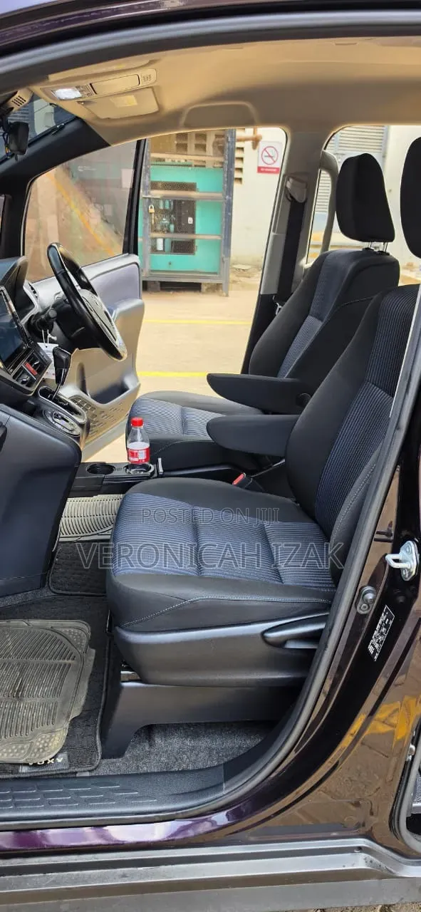 Toyota Voxy 2016 Blue