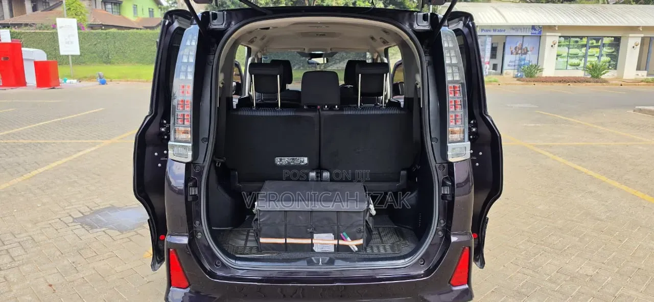 Toyota Voxy 2016 Blue
