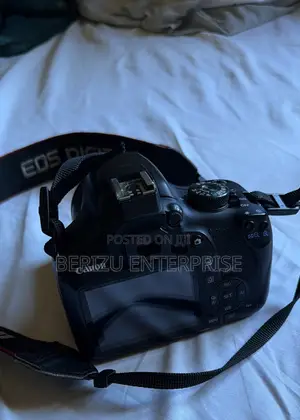Canon EOS Rebel T7 DSLR Camera – Excellent Condition
