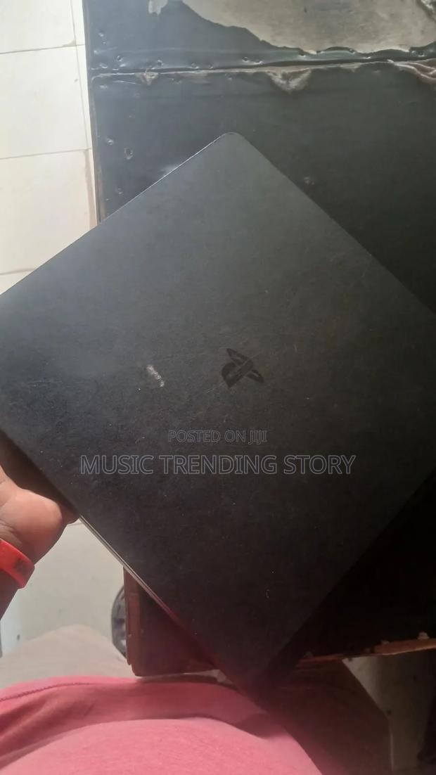 PlayStation 4 Slim - thumbnail 2