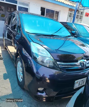 Toyota ISIS 2018 Maroon