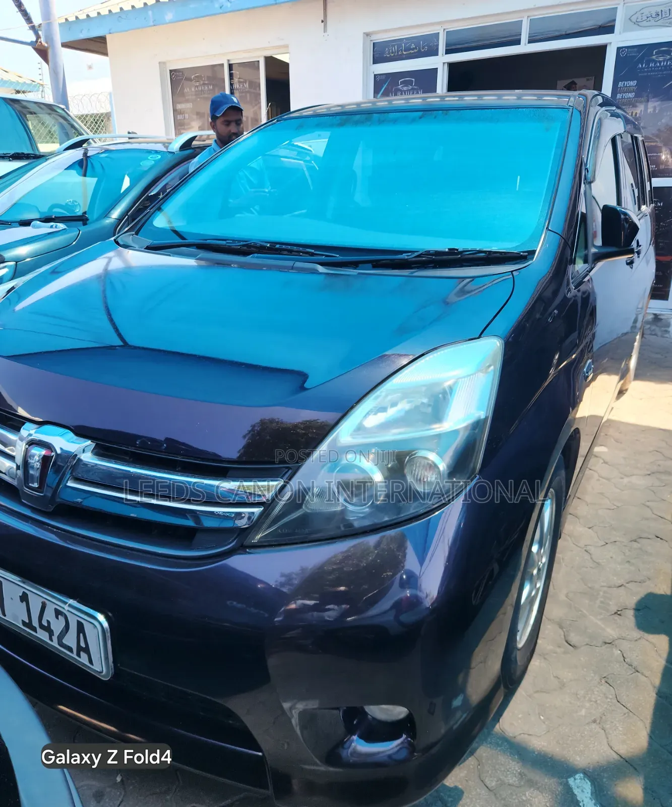 Toyota ISIS 2018 Maroon