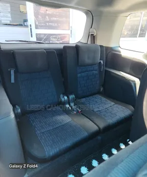 Toyota ISIS 2018 Maroon