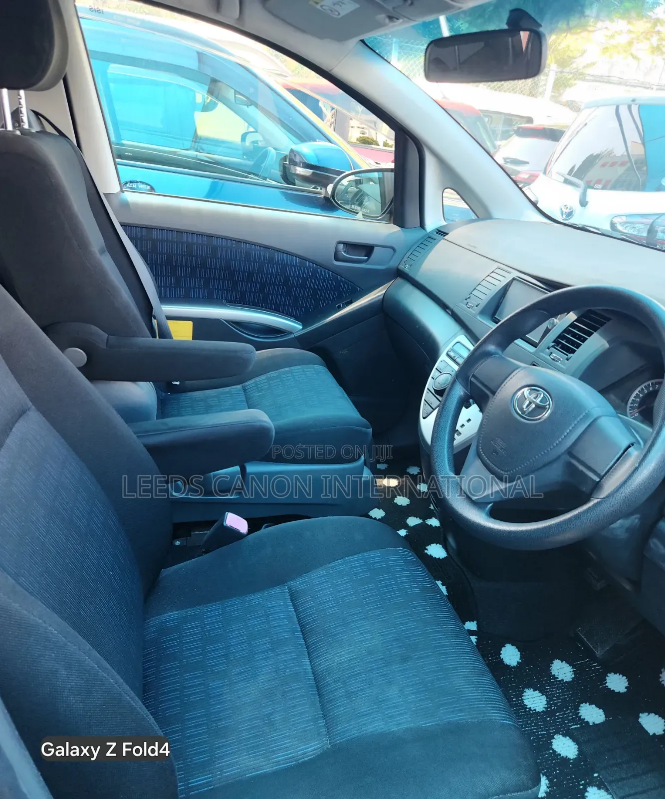 Toyota ISIS 2018 Maroon