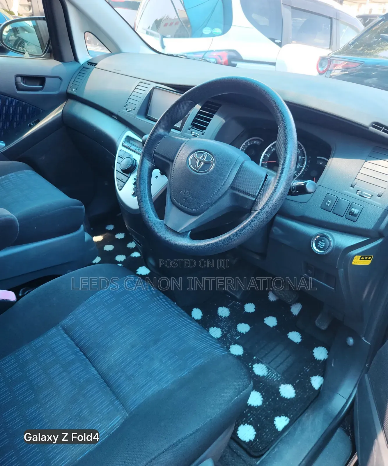 Toyota ISIS 2018 Maroon