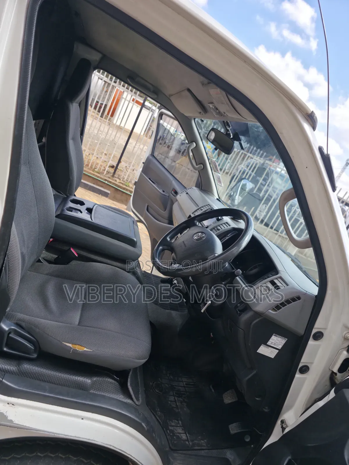Toyota HiAce 2013 White