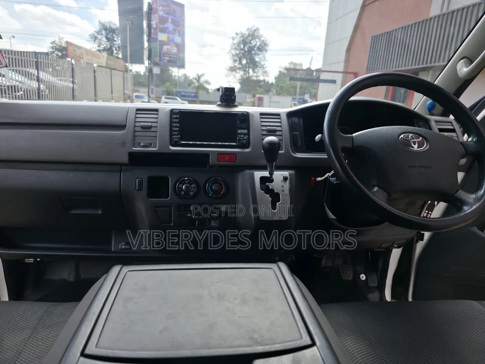 Toyota HiAce 2013 White