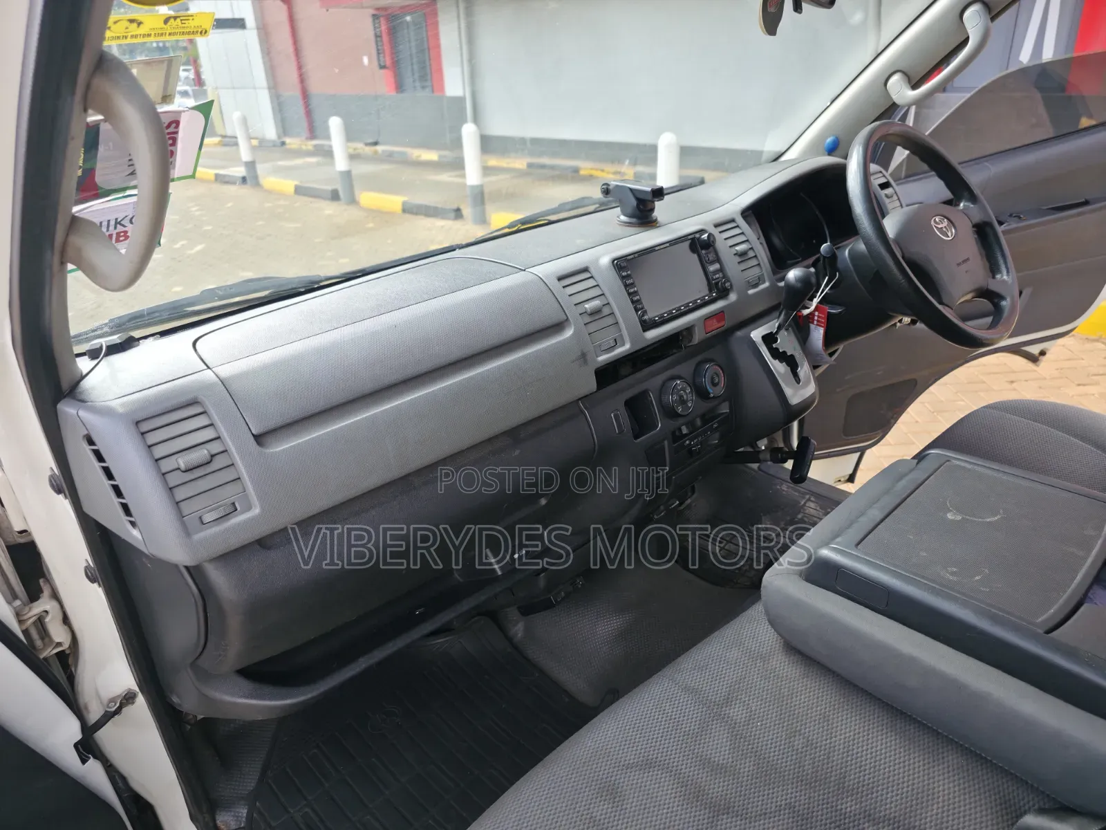 Toyota HiAce 2013 White
