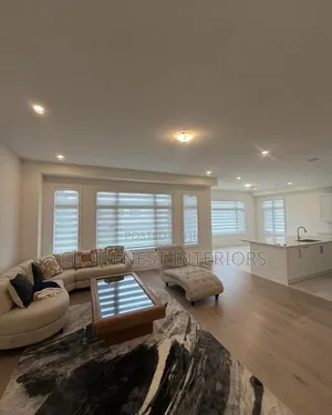 Create an Uncluttered Interior With Horizontal Blinds