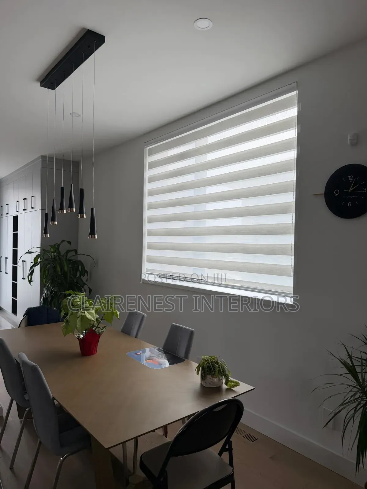 Horizontal Blinds That Create Balance Between Light and Décor.